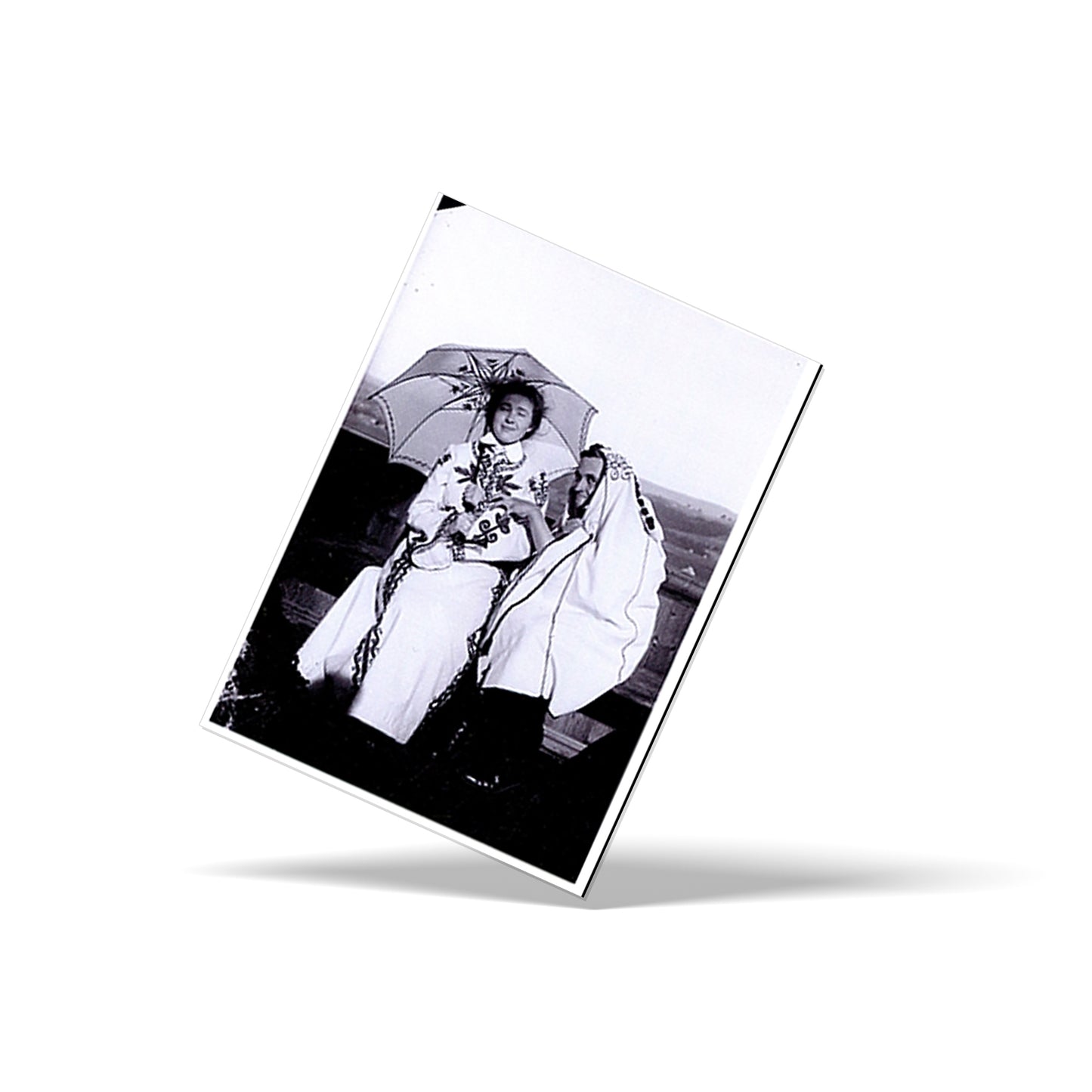 Pocztówka Stanisława Ignacego Witkiewicza - Witkiewicz z kuzynką (Dziudzią) w jej autorskich strojach; Zakopane "willa na Antałówce"